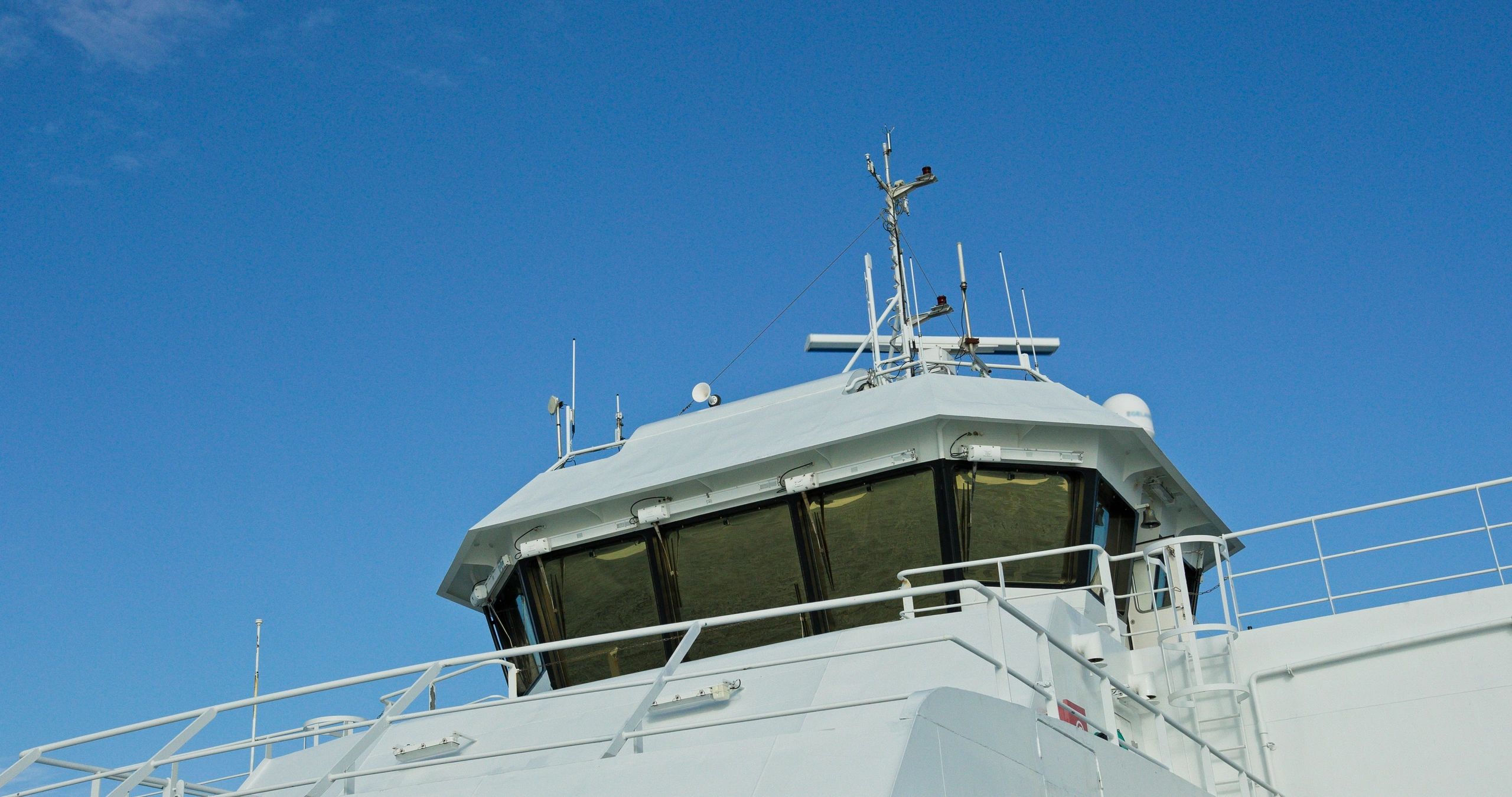 Marine navigation bridge and equipment